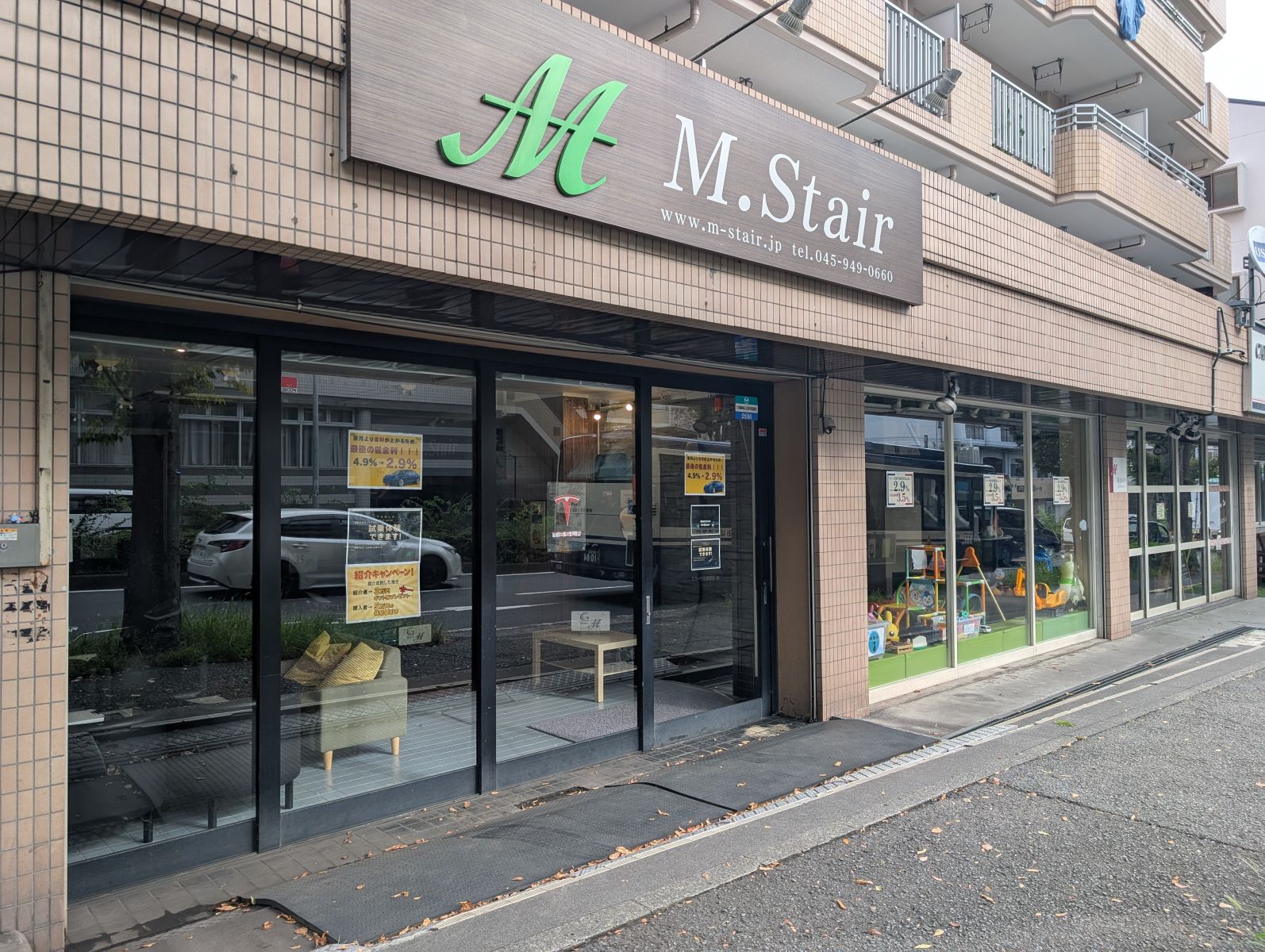 中古テスラが並ぶ店頭風景