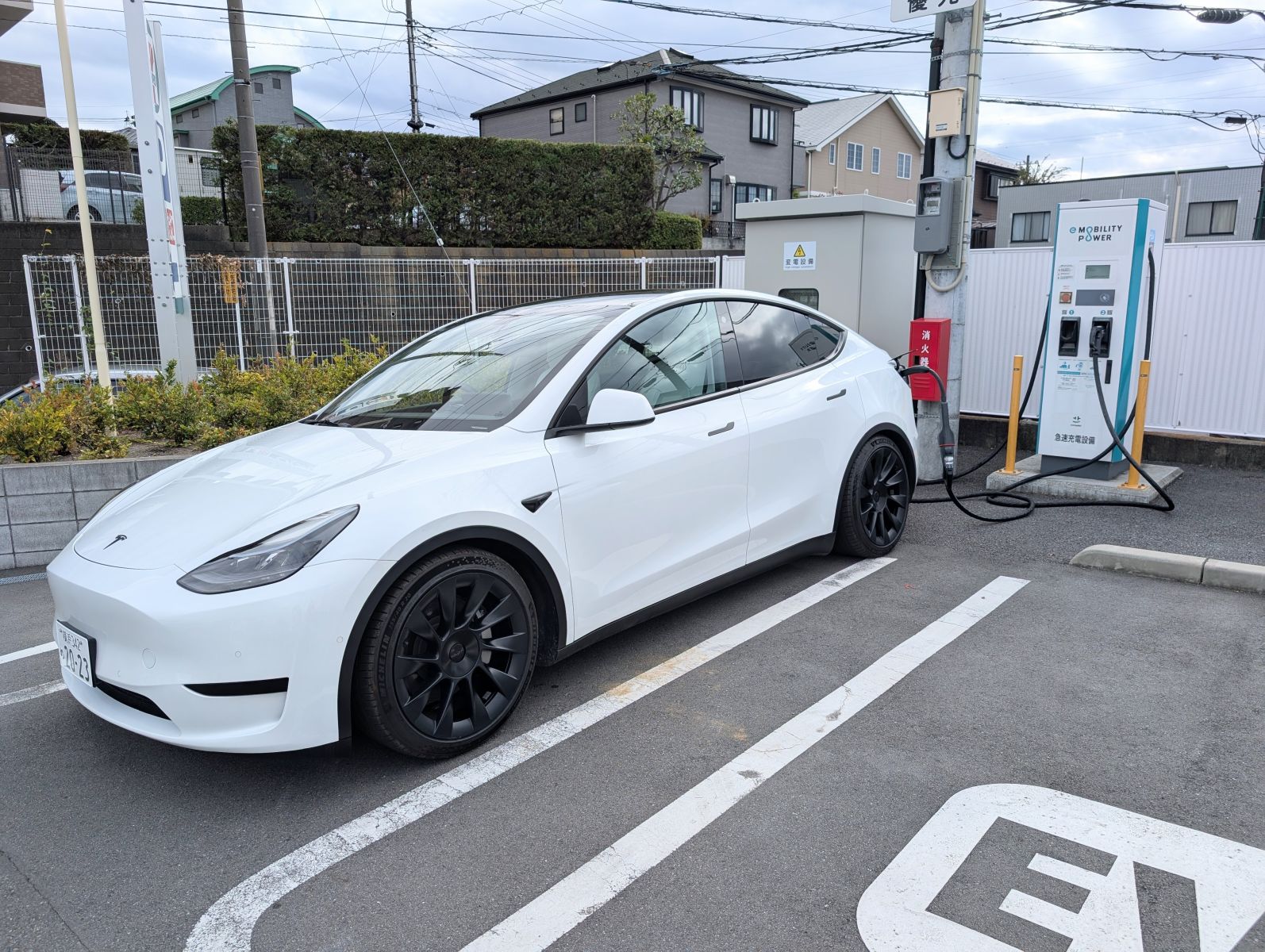 充電中のテスラ